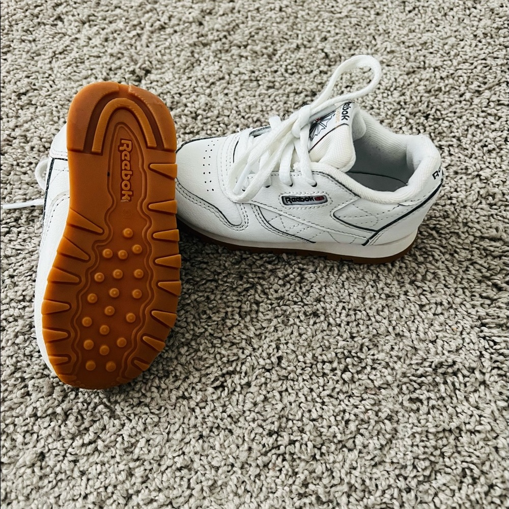 Classic toddler Reebok size 7 sneakers.